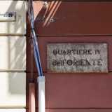 Usciamo e ci ricordiamo di una targa degli anni 20 posta a pochi metri da qui, in via Zuppetta: ricorda come quest'angolo di Bari fosse un tempo denominato �quartiere d�Oriente�. Saranno anche passati cento anni, ma tra cinesi e indiani non c�� nome che oggi calzi pi� a pennello per questa zona della citt� cos� esotica, cos� internazionale